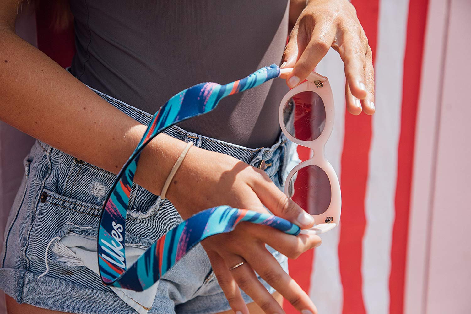 カリフォルニア生まれのポップでカラフルなサングラスストラップが日本