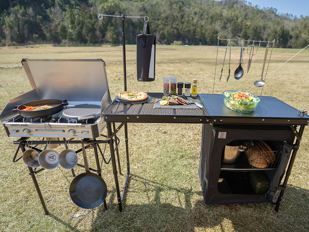 これ一台で充実のキッチンシステムができあがるオールインワンキッチンテーブルが登場！ OUTDOORDAY PRESS (アウトドアデイプレス)